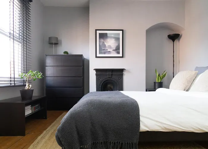 Townhouse In Trendy Suburb Of Hoole
