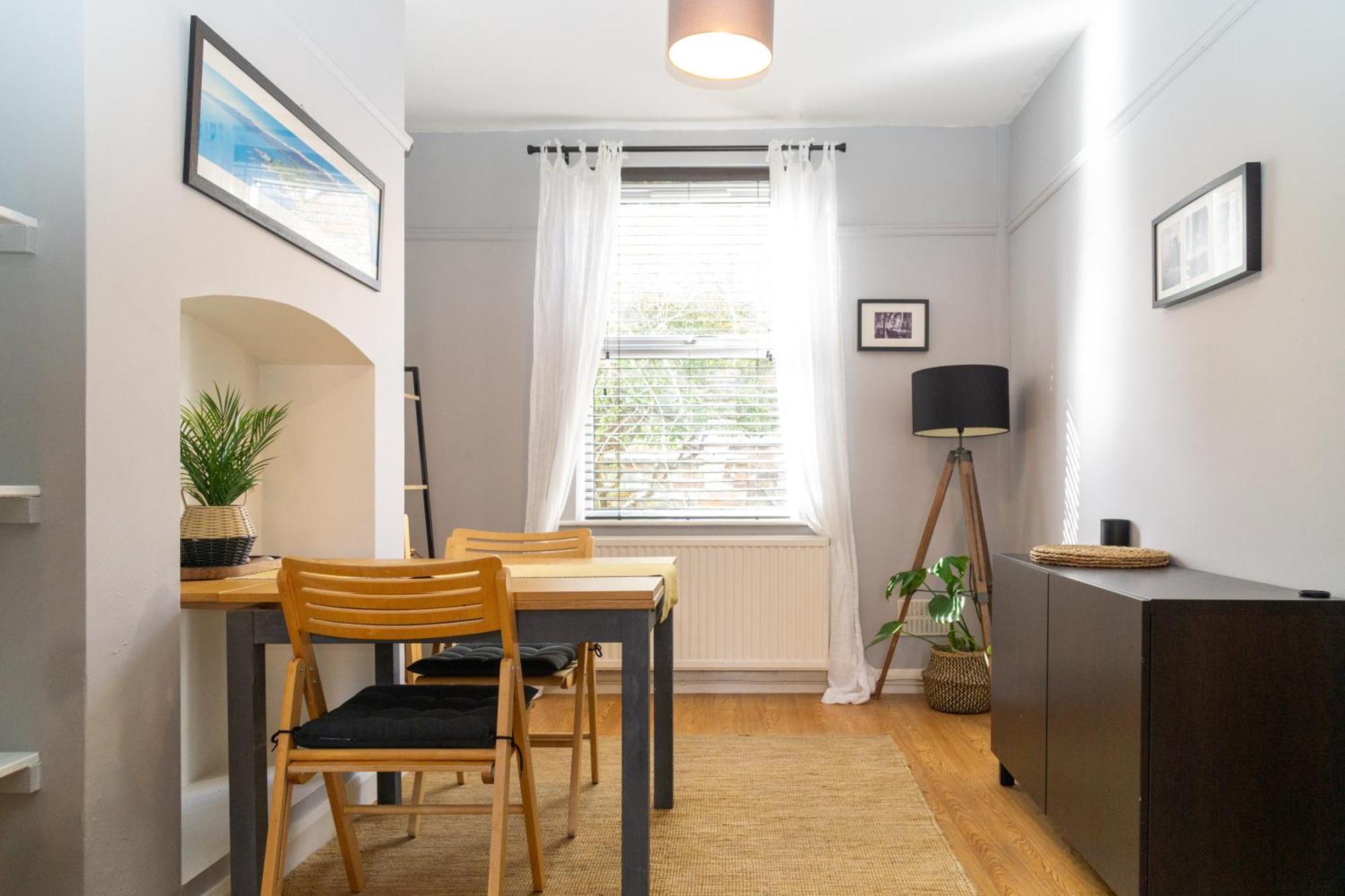 Townhouse In Trendy Suburb Of Hoole *