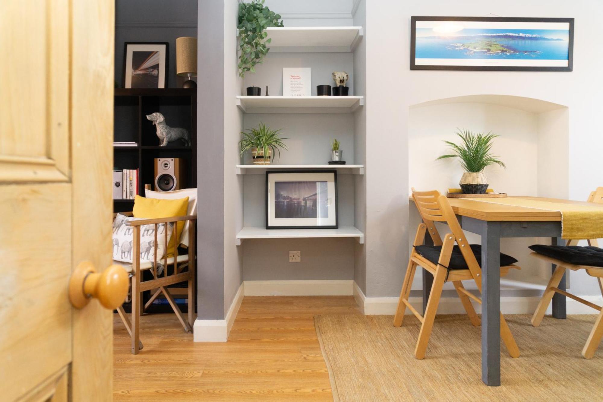 Townhouse In Trendy Suburb Of Hoole *